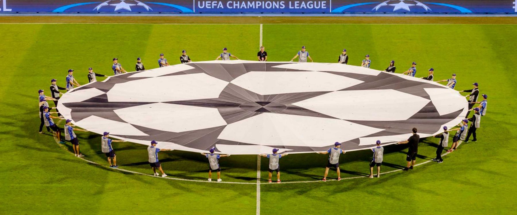 شعار نيسان والاتحاد الأوروبي لكرة القدم (يويفا)